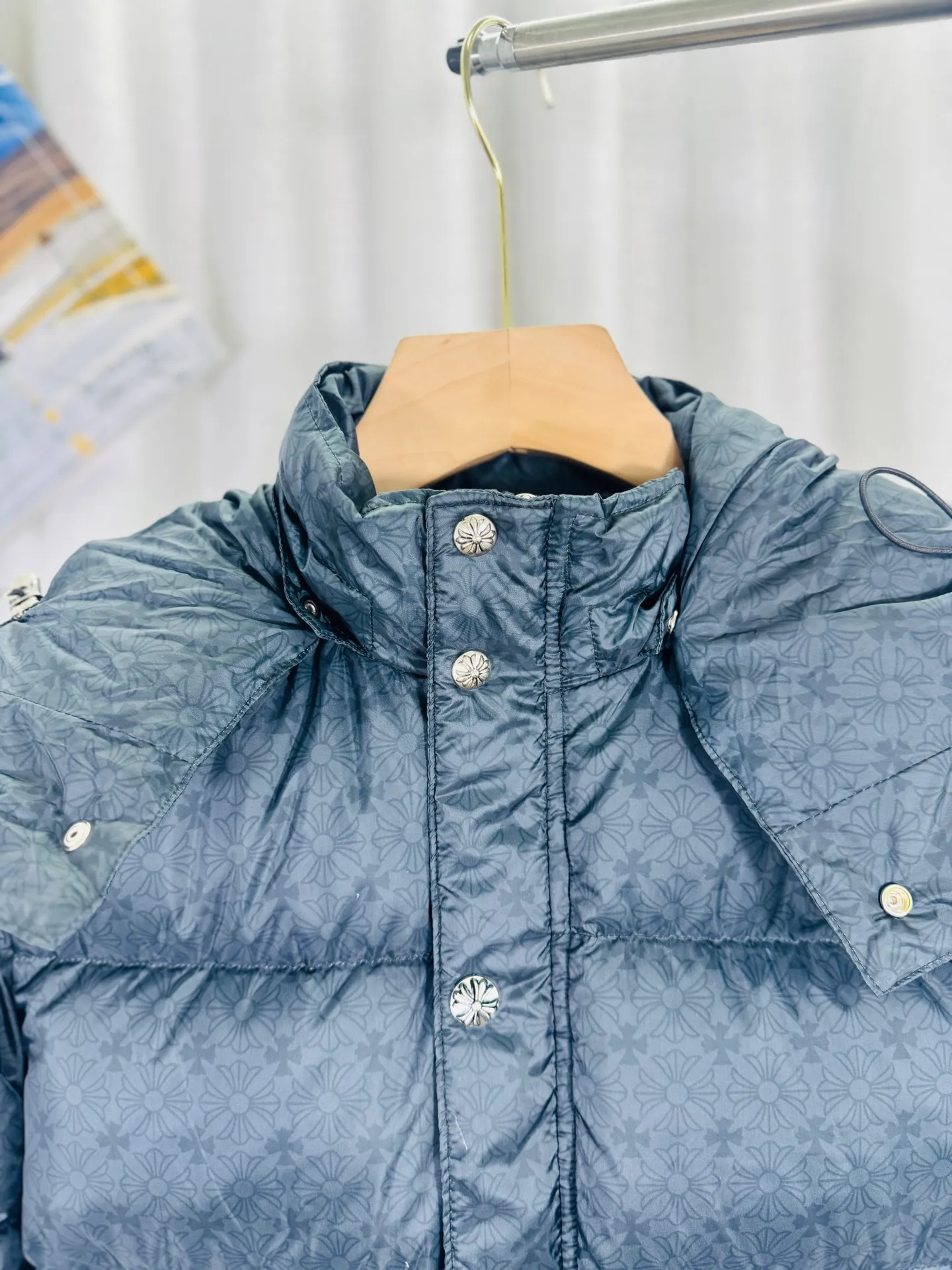 P780 top version 🐮 Real shot without P, ​​different from market products] Chrome Hearts ❄️ Winter environmentally friendly down jacket series ❄️ Chrome Hearts dark pattern series hooded down jacket is available at the counter at the same time ❤ The hood is detachable! The best Guangzhou national standard 90 velvet on the market! ! The world’s highest fluffiness of 900D! ! High standard and sufficient down filling! ! Exterior windproof and waterproof dark pattern custom fabric, interior high-grade dark pattern lining fabric to prevent lint, original hardware molding, exquisite craftsmanship details, casual or formal wear ✨ slim fit and not bloated Recommended color: Customized dark pattern flower series Code number: S, M, L, XL